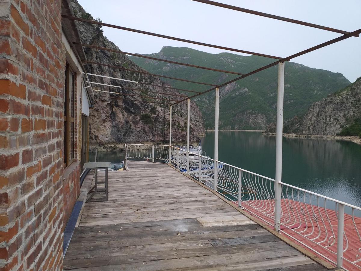 Rozafa Ferry & Auberge de jeunesse Koman